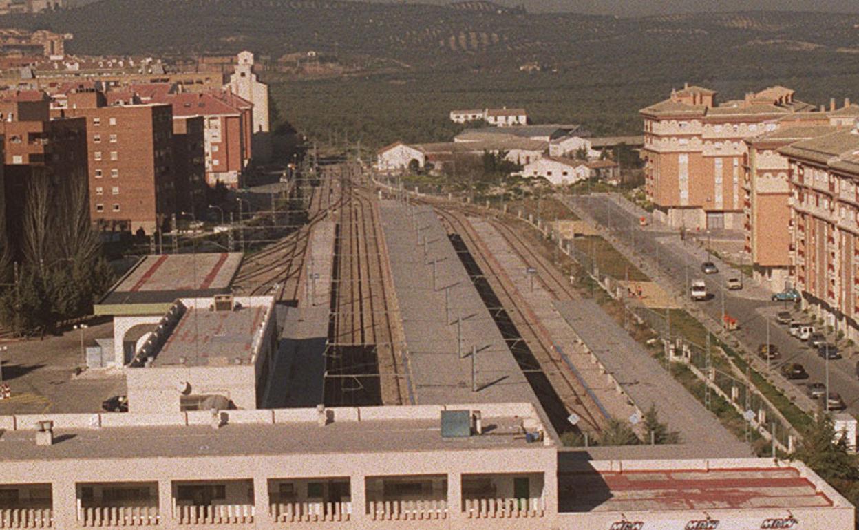 Vista aérea de la Estación Renfe, en primer término, y a la derecha el barrio del Bulevar. 