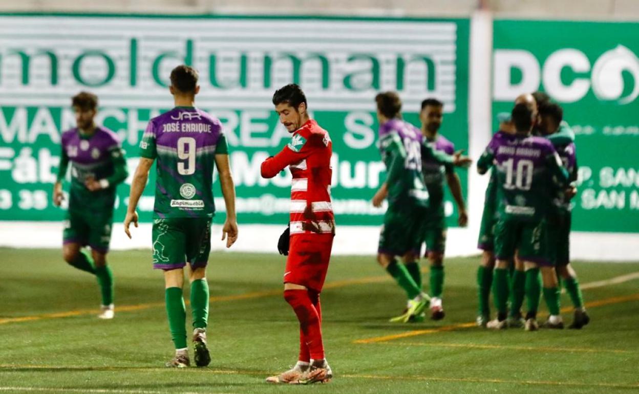 Escudero mira al césped mientras el Mancha Real celebra su gol. 