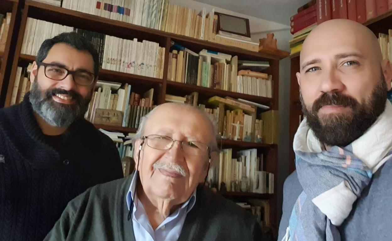 Fernando Jaén y Javier Gilabert, coordinadores de la antología, con el poeta Rafael Guillén (centro).