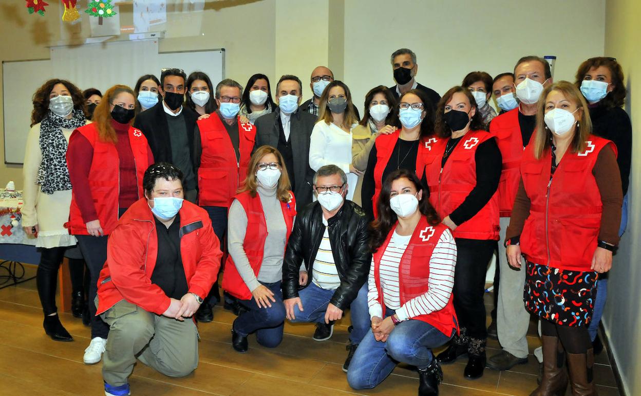 Foto de familia de los voluntarios y voluntarias de Cruz Roja reconocidos en el acto. 