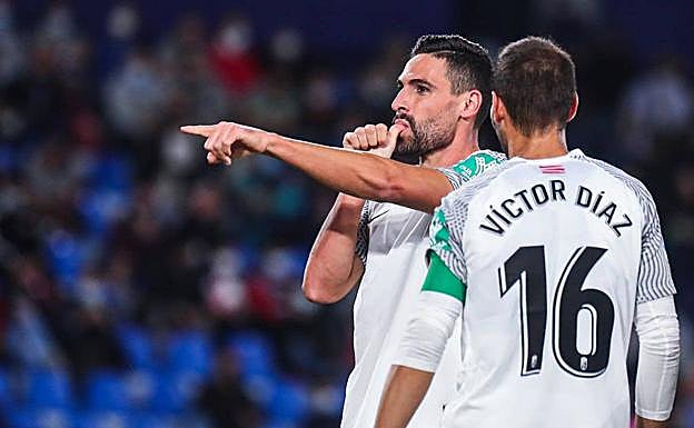 Puertas dedica a su bebé el gol en el Ciutat de Valencia. 
