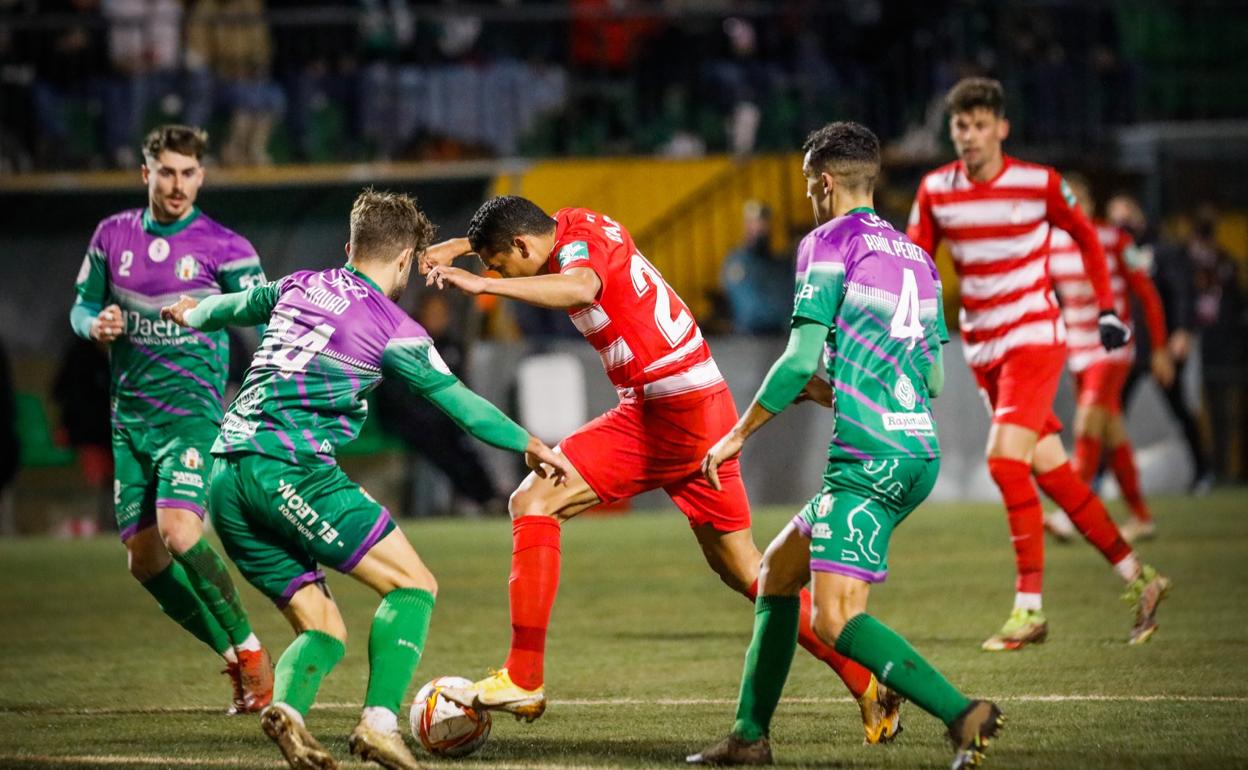 Aficionados del Granada en las gradas del campo municipal La Juventud de Mancha Real.