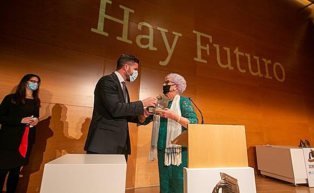 Imagen. Rafael Lamelas, conductor de la gala, saluda a Ana Ávila, una de las premiadas.