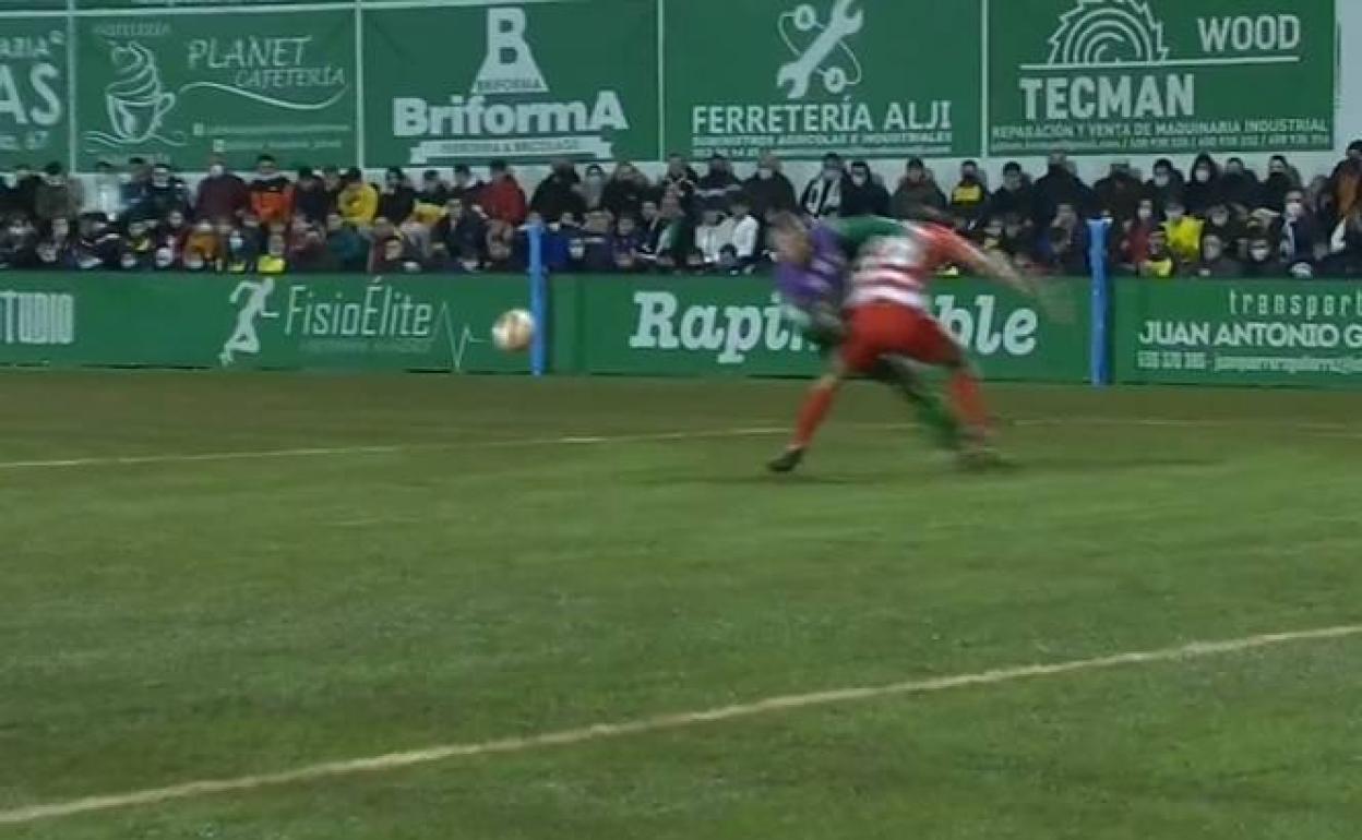 El defensa rojiblanco se pasa de frenada y se lleva al atacante local. 