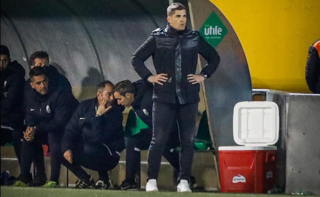 Robert Moreno, con brazos en jarra durante el partido. 
