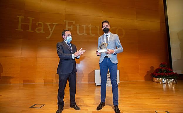 David Valero recibe el premio de manos del subdirector de IDEAL, Quico Chirino.