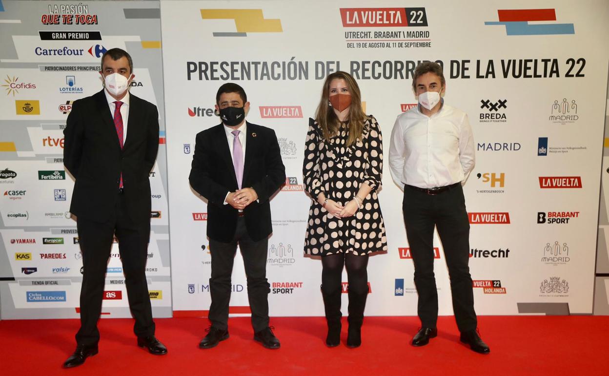 Reyes, con los ediles de Martos, Víctor Martos, Valdepeñas de Jaén, Laura Nieto, y Los Villares, Ana Morillo. 