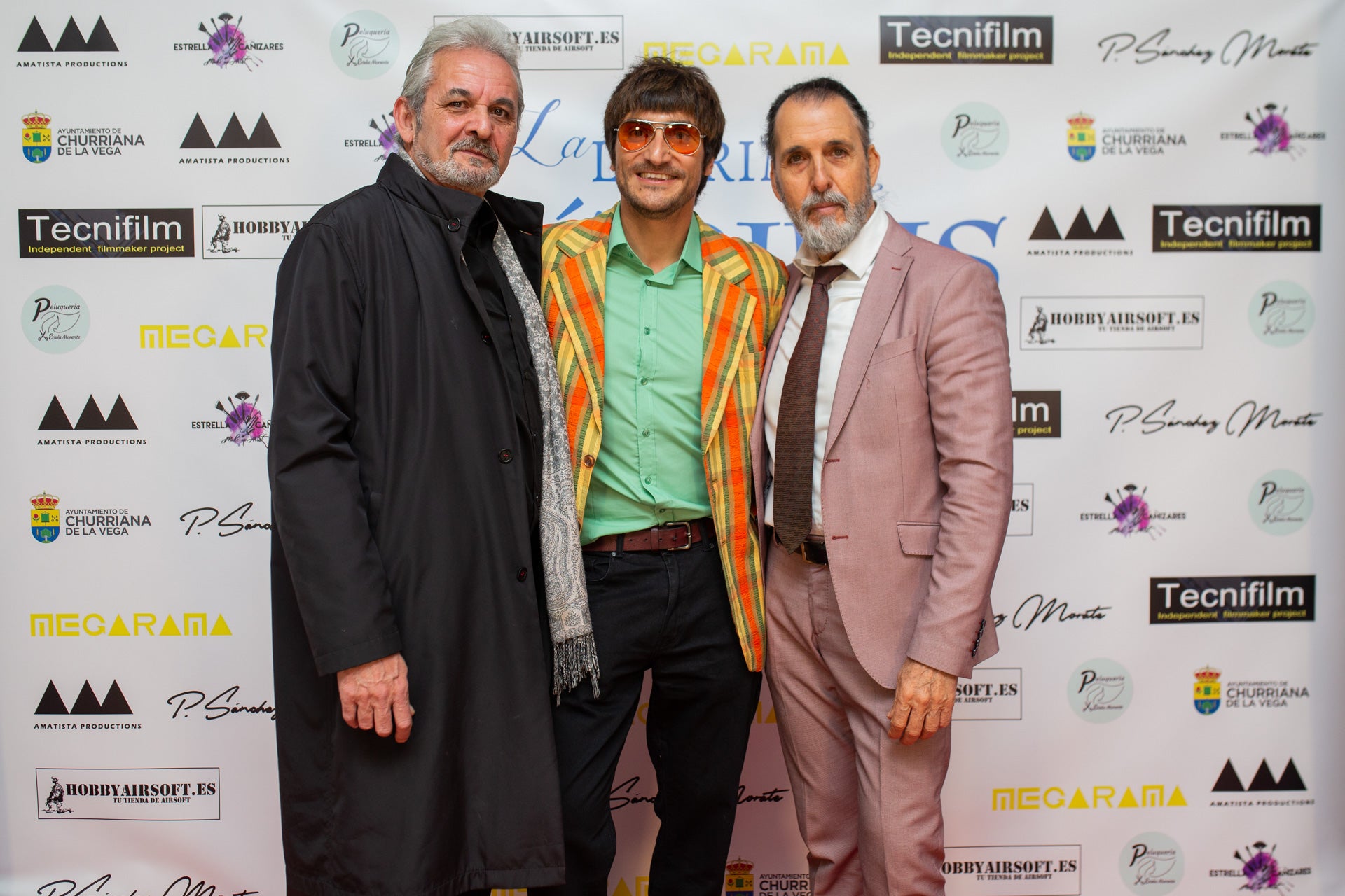 EL director de cine Juanfran López, segundo por la izquierda, junto a uno de los actores y los miembros de Pelomono, autores de parte de la BSO. 