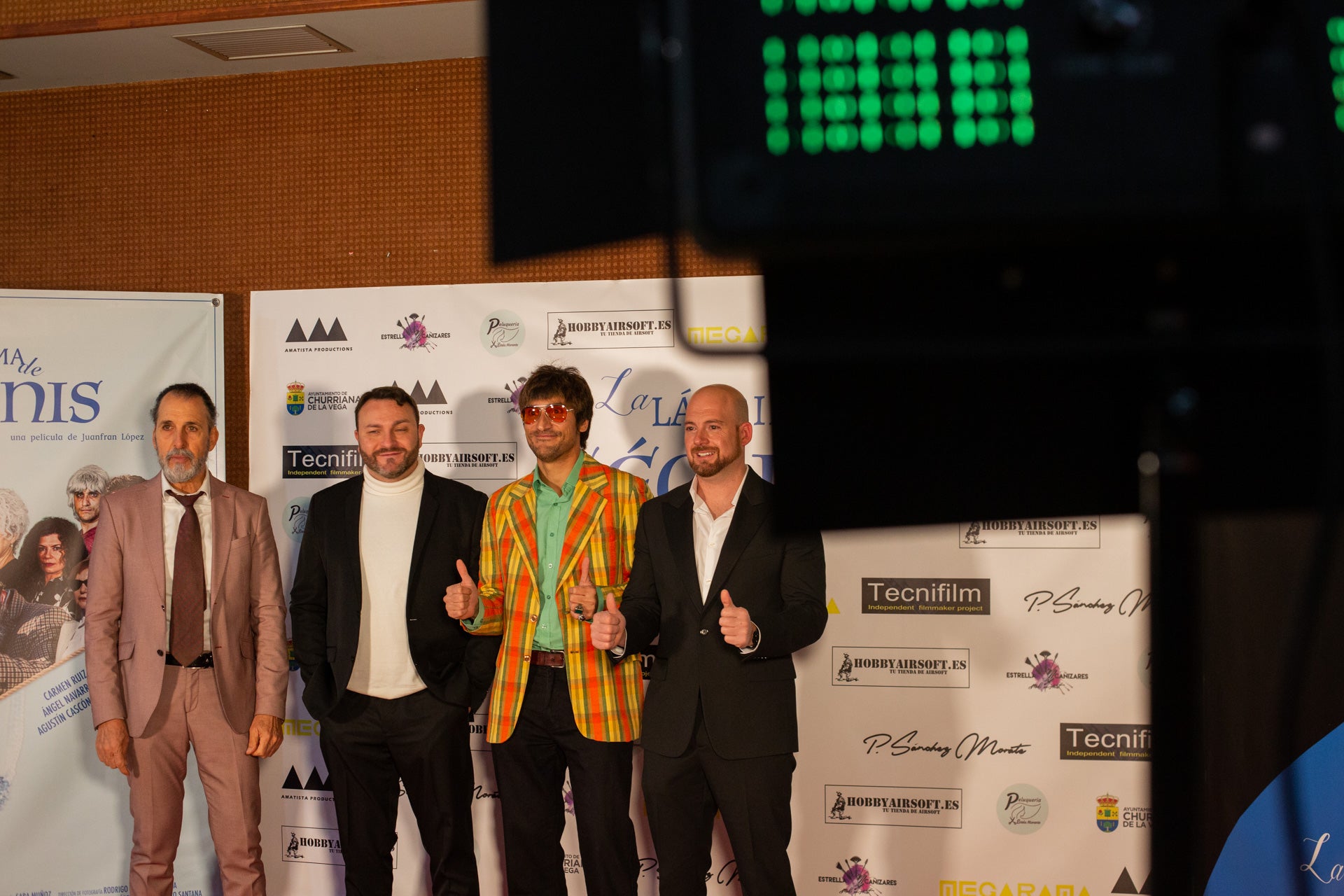 EL director de cine Juanfran López, segundo por la izquierda, junto a uno de los actores y los miembros de Pelomono, autores de parte de la BSO. 