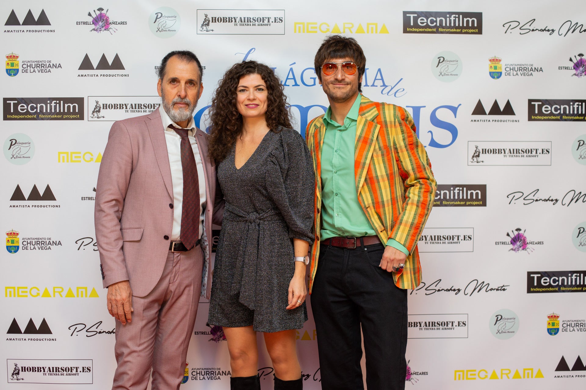 EL director de cine Juanfran López, segundo por la izquierda, junto a uno de los actores y los miembros de Pelomono, autores de parte de la BSO. 