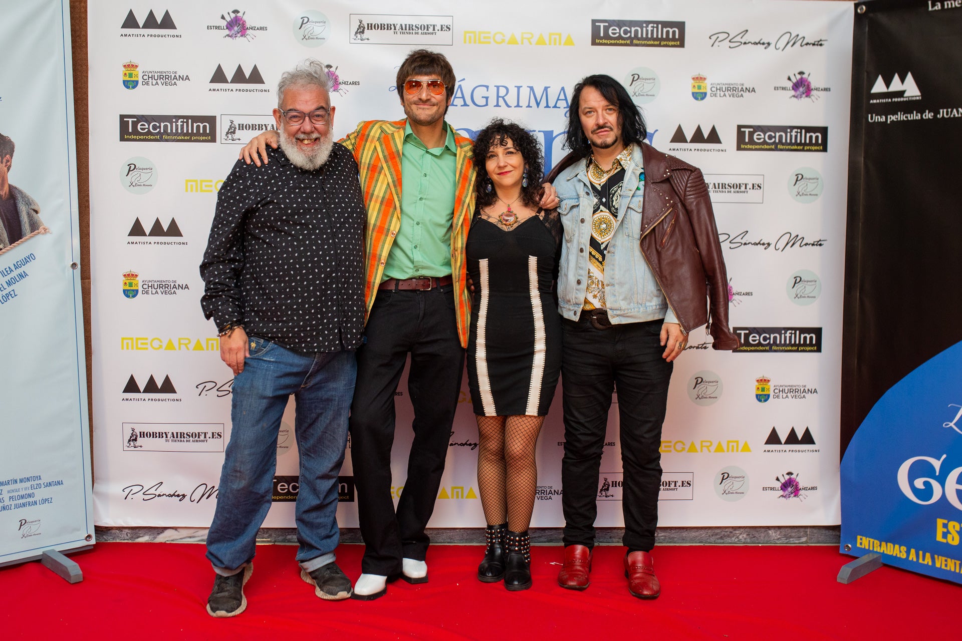 EL director de cine Juanfran López, segundo por la izquierda, junto a uno de los actores y los miembros de Pelomono, autores de parte de la BSO. 