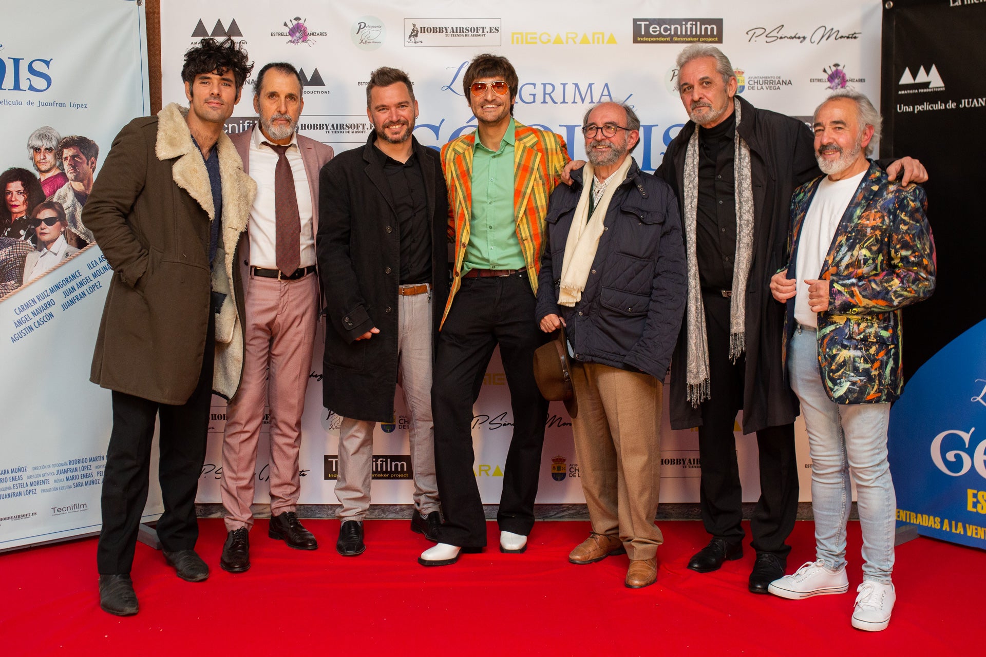 EL director de cine Juanfran López, segundo por la izquierda, junto a uno de los actores y los miembros de Pelomono, autores de parte de la BSO. 