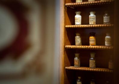 Imagen secundaria 1 - La botica está instalada en el hall de la Facultad de Farmacia. 