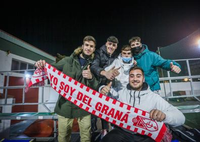 Imagen secundaria 1 - Aficionados del Granada, en la grada de La Juventud. 