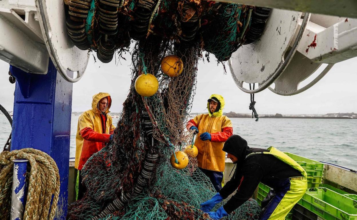 París pide acciones legales contra Londres por las licencias de pesca