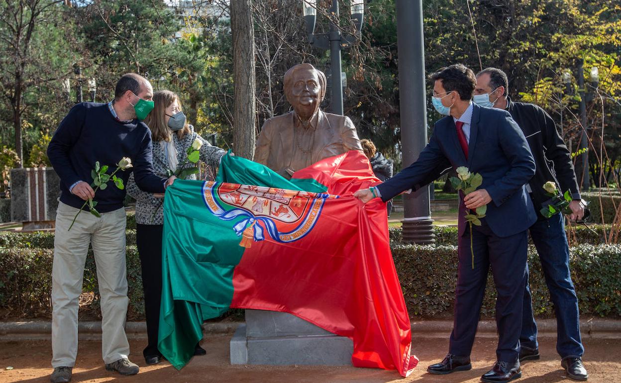 Los hijos de Mariluz Escribano, Remedios Sánchez y el alcalde, Francisco Cuenca, descubren el busto.