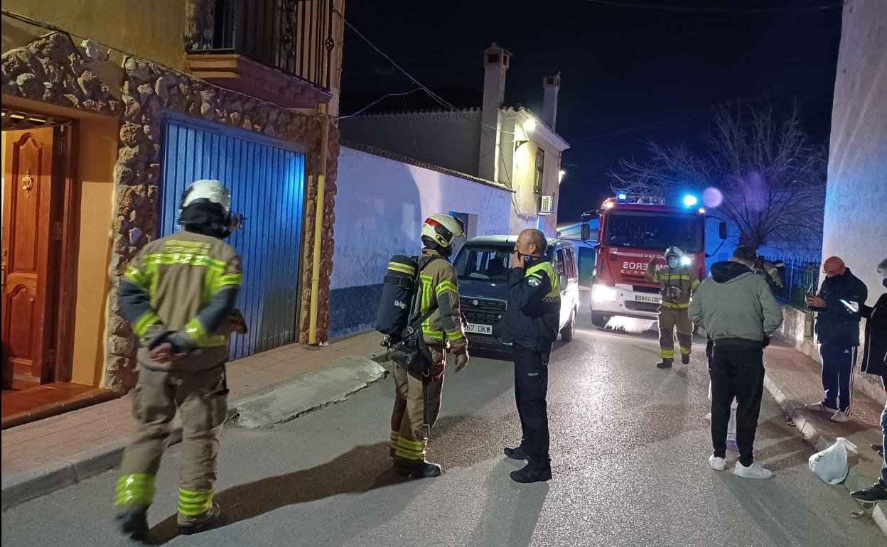Los bomberos a su llegada a la vivienda.