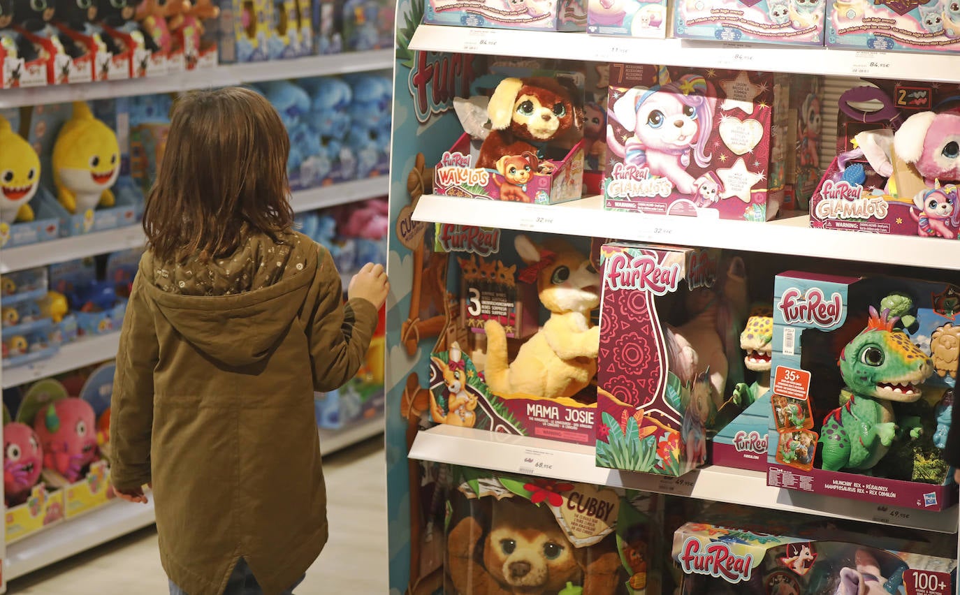 Una niña en una tienda de juguetes. 