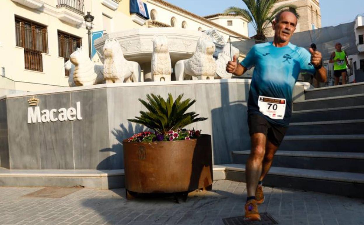 Un corredor participa en el Circuito de Carreras Populares celebrado este 2021 en Macael.