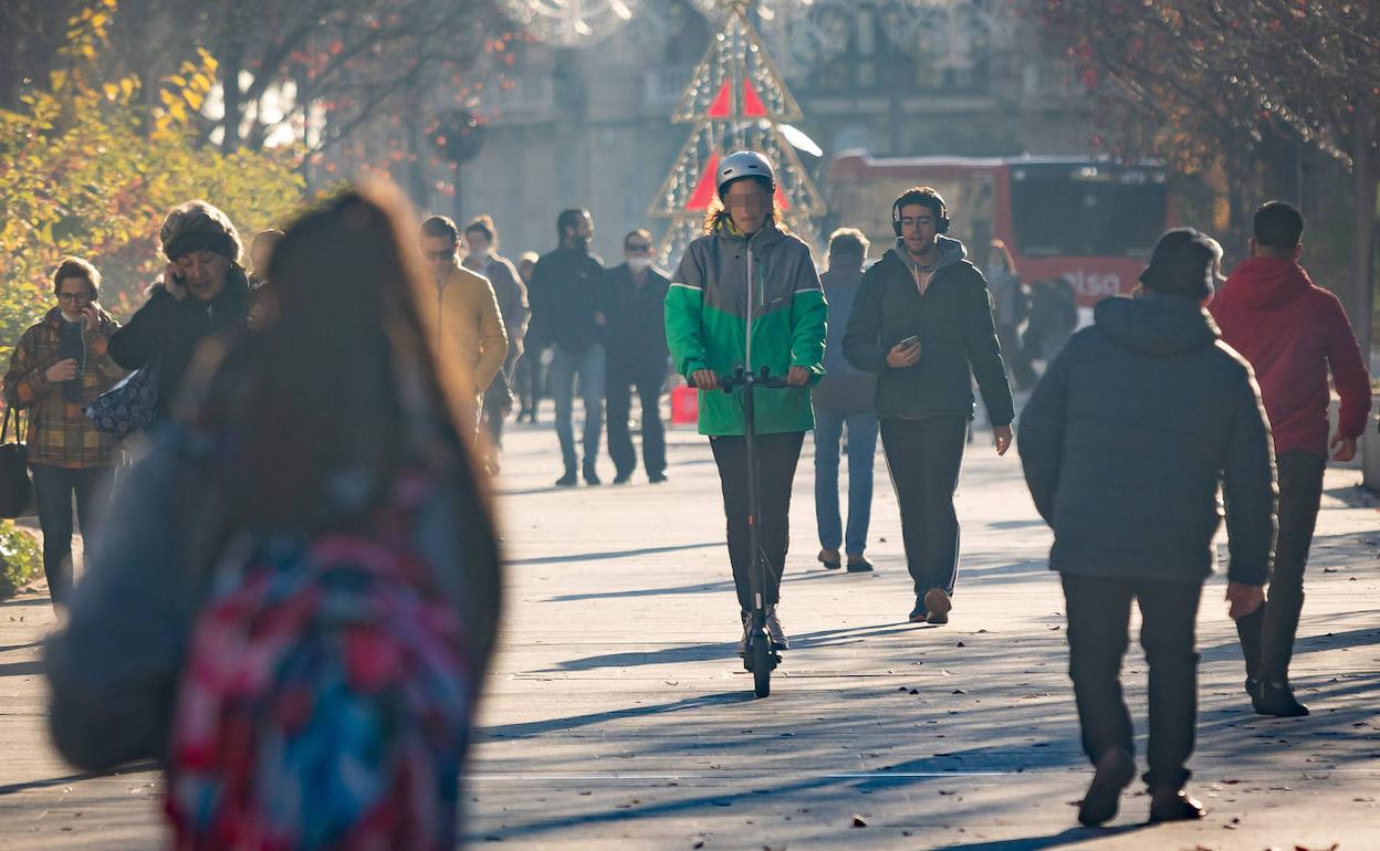 Un usuario de patinete circula por el centro del bulevar de la Constitución.