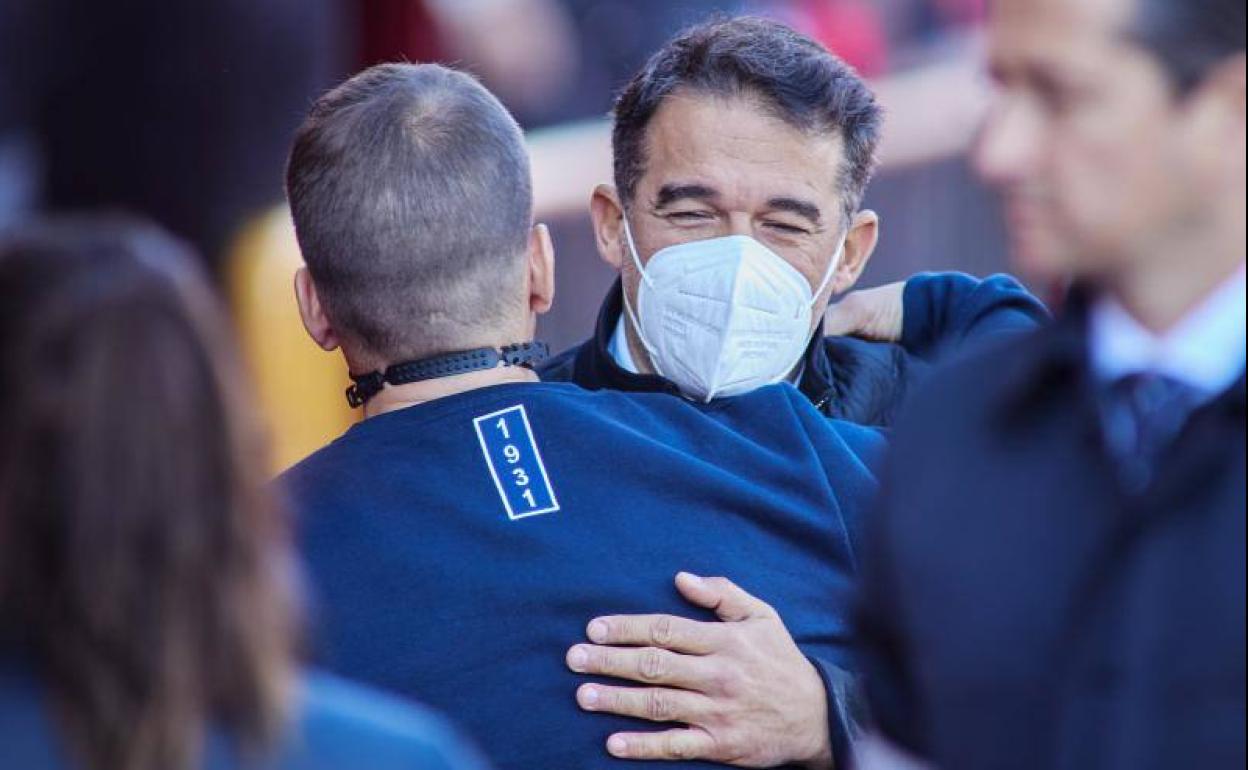 Luis García Plaza, entrenador del Mallorca, abraza a Robert Moreno antes del partido. 