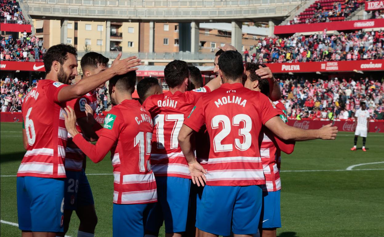 Germán (a la izquierda del todo) celebra con sus compañeros uno de los cuatro goles que sirvieron al Granada para doblegar al Mallorca. 
