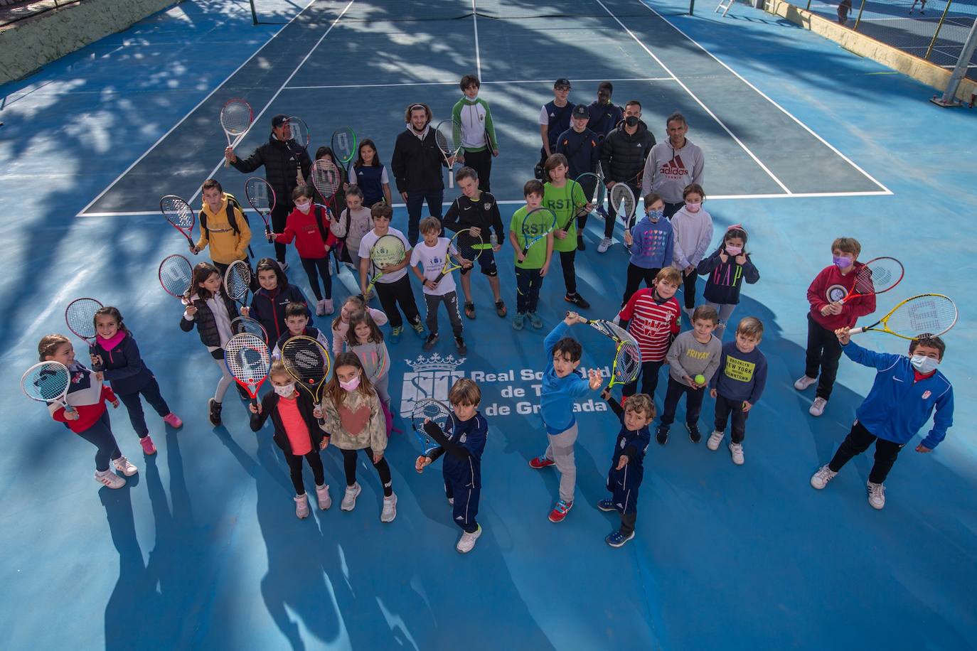 La Real Sociedad de Tenis acoge cada tarde a decenas de niños y niñas desde los tres años hasta las categorías de adultos. 