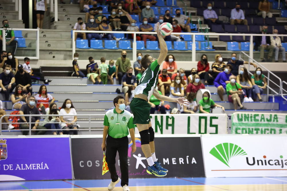 Igor Jovanovic, al saque, fue importante en la victoria de Unicaja en Valencia. 