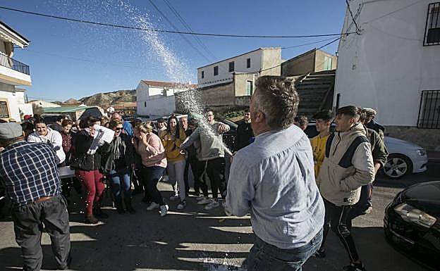 Imagen principal - Vecinos de Alamedilla festejando el premio en 2019.