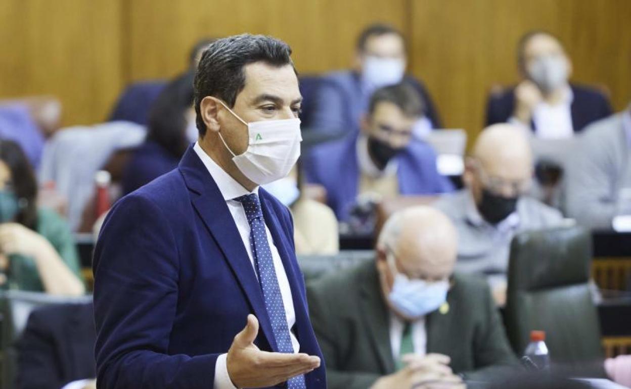 El presidente de la Junta, Juanma Moreno, el pasado jueves en el Parlamento. 
