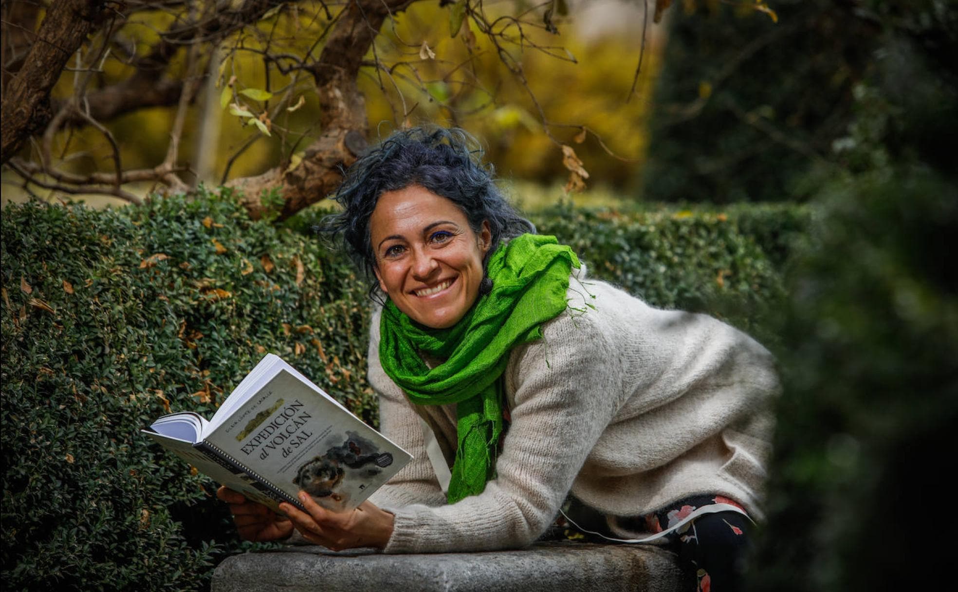 t Silbia López de la Calle, en los jardines del Cuarto Real de Santo Domingo, con su libro 'Expedición al volcán de la sal'. 