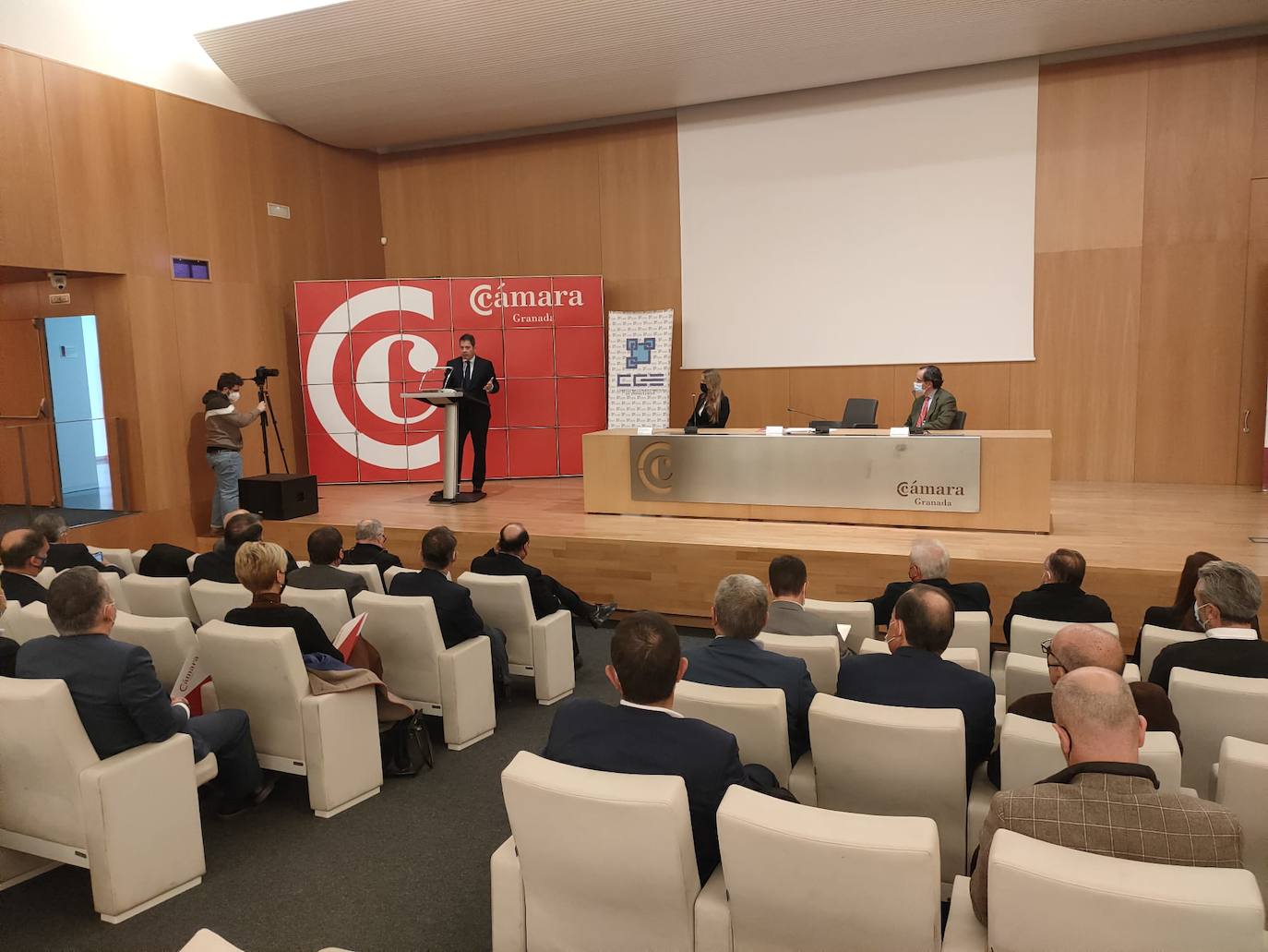 Cuerva se dirige a los representantes de los órganos de gobierno de la Cámara de Comercio de Granada, de Motril y la CGE en la tradicional reunión conjunta que celebran para finalizar el año. 