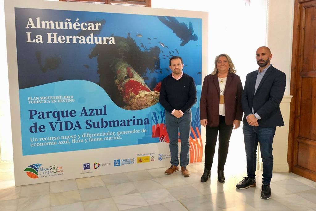 El director del Patronato, Felipe Puertas, la alcaldesa, Trinidad Herrera, y el concejal de Turismo, Daniel Barbero, junto a un cartel del parque. 