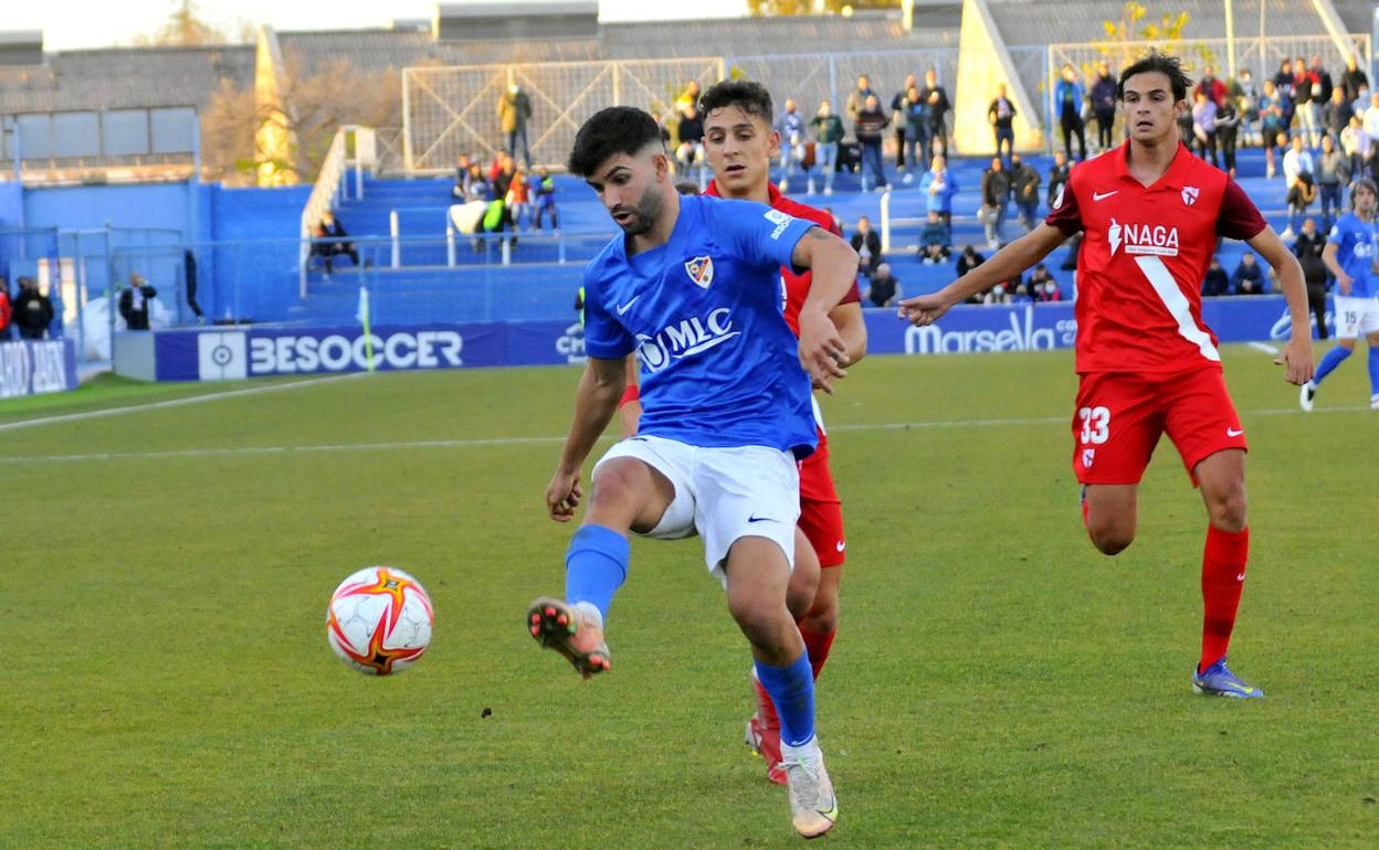 Alejandro Meléndez controla un balón en Linarejos. 