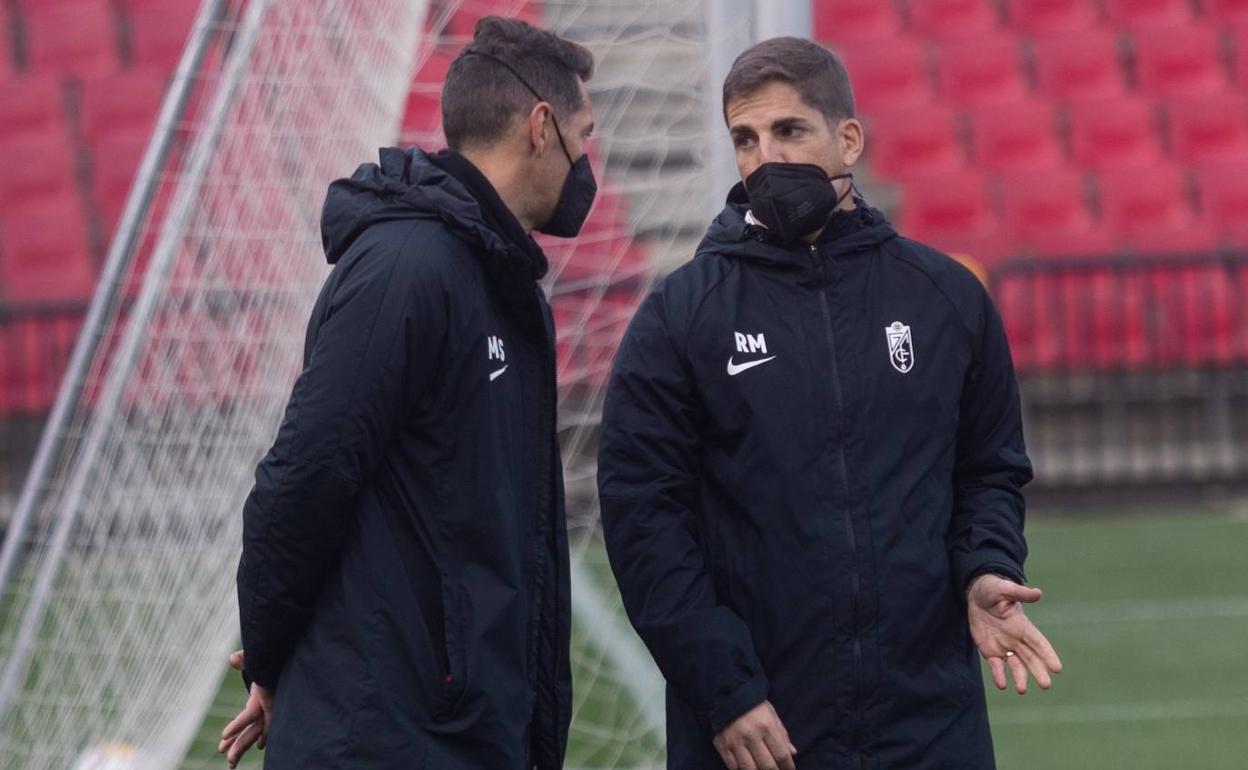 Robert Moreno charla con Marc Sellarès, psicólogo del equipo. 