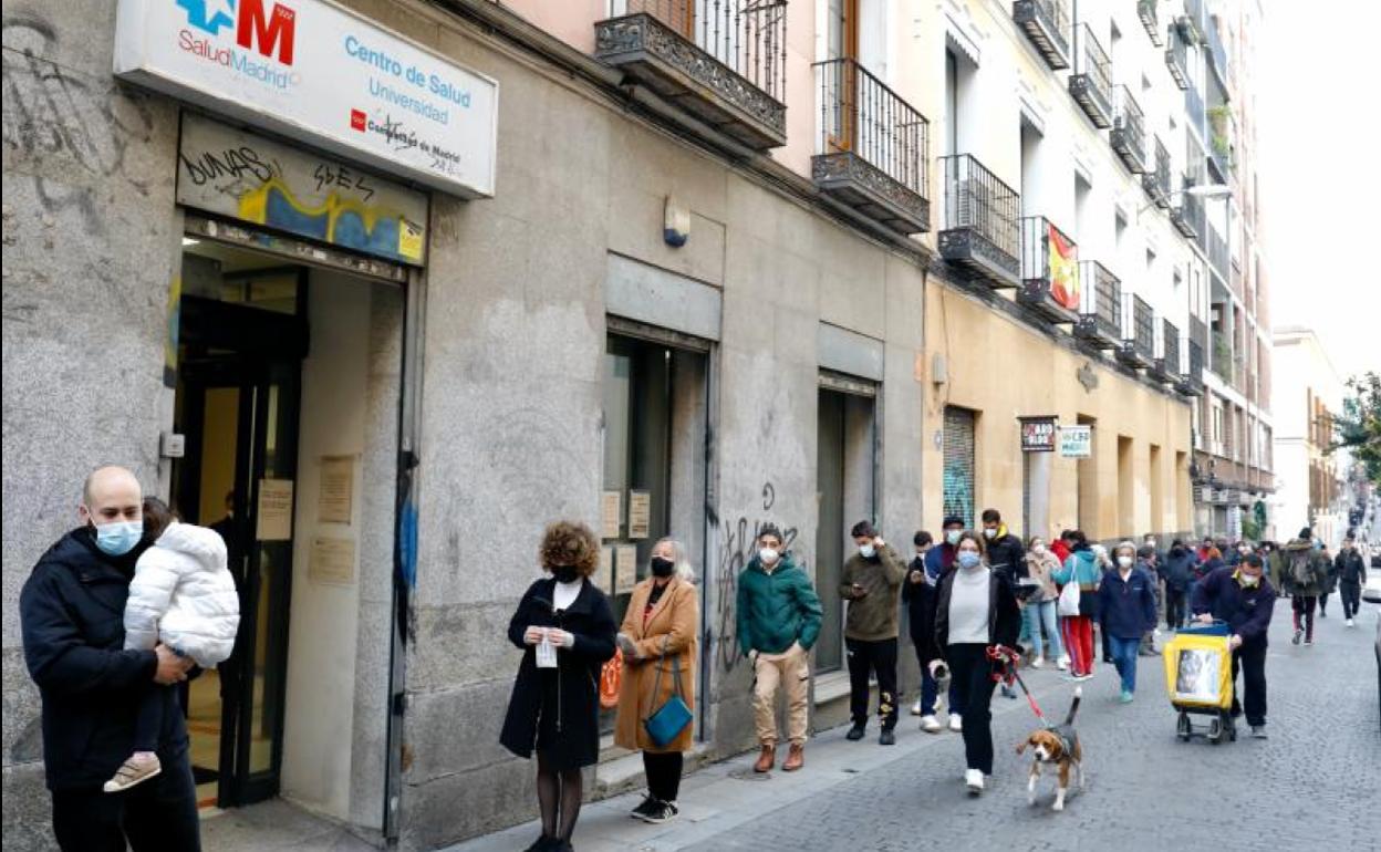 Largas colas para hacerse una PCR en un centro de salud madrileño.