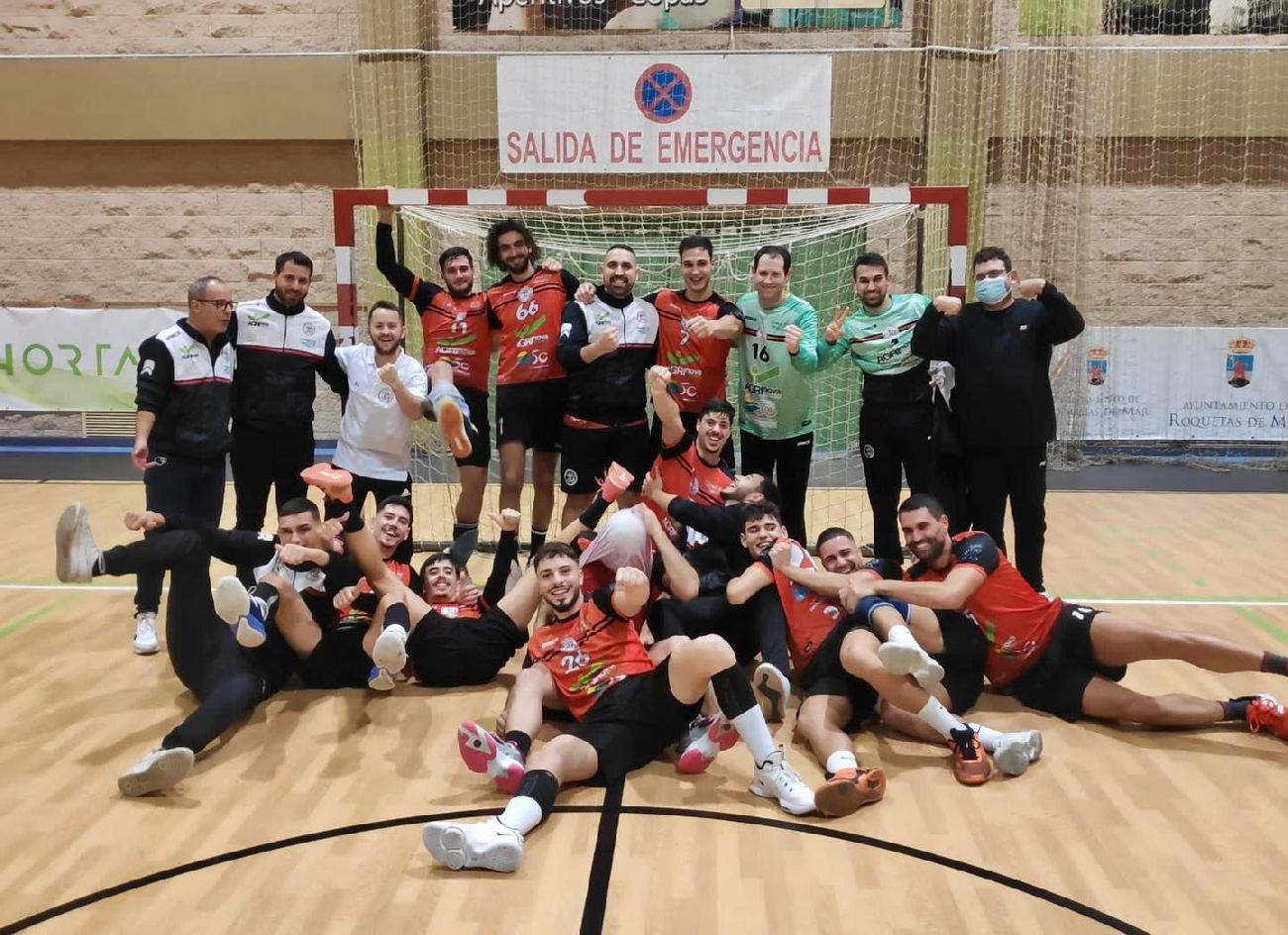 La plantilla del Agrinova Roqutas festejan la victoria.