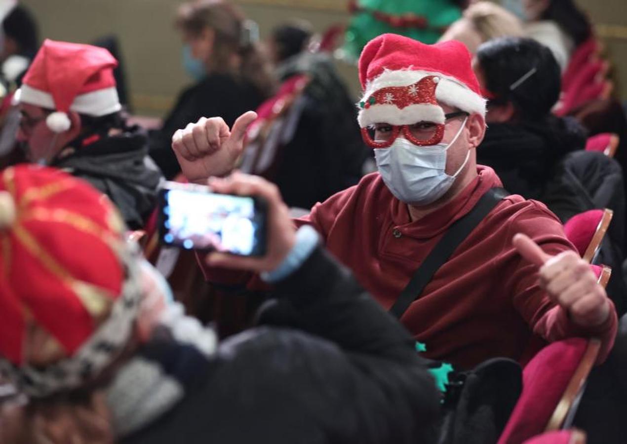 Un joven posa ataviado con un gorro de Papá Noel. 