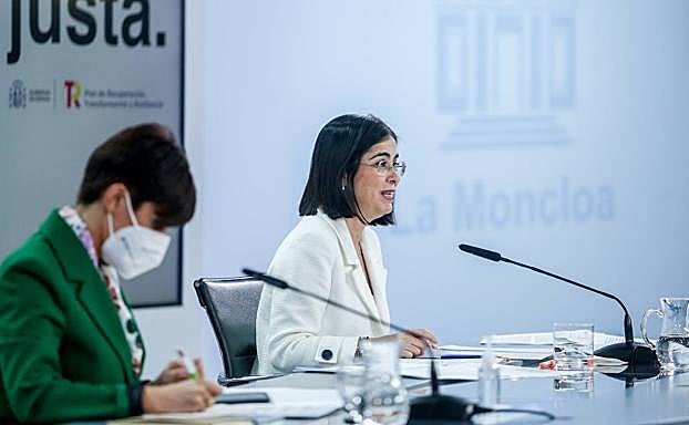 La ministra de Política Territorial y portavoz del Gobierno, Isabel Rodríguez (i) y la ministra de Sanidad, Carolina Darias (d)