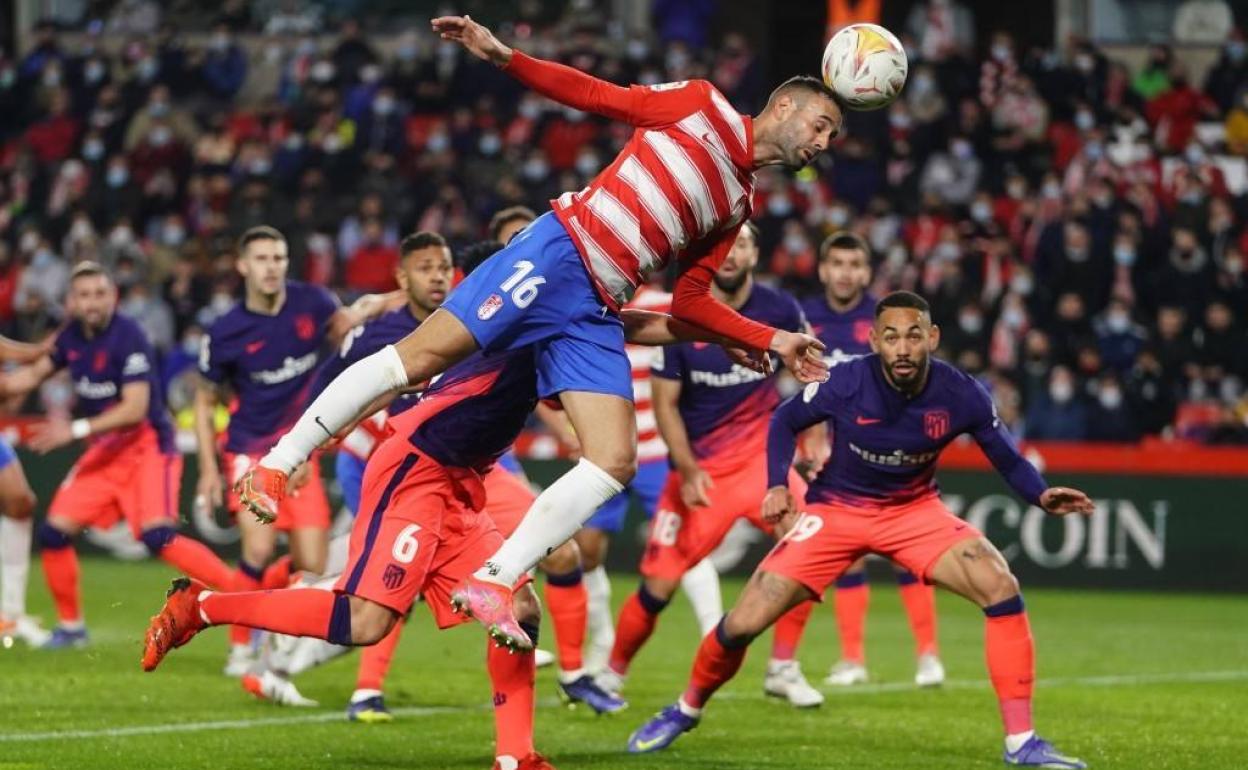 Víctor Díaz se anticipa al primer palo en un saque de esquina a favor. 