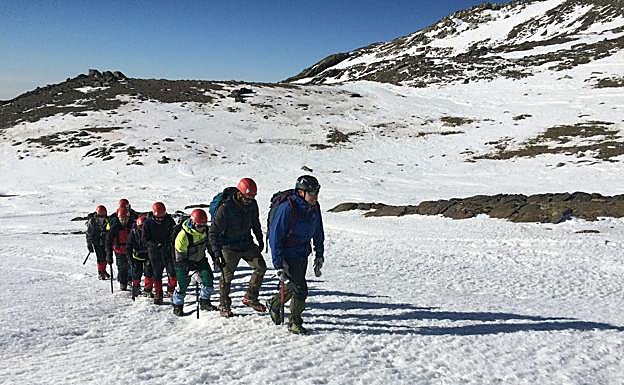 Un grupo de senderistas rumbo al Mulhacén.