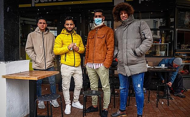 Abdel y sus amigos, tomando un café. 