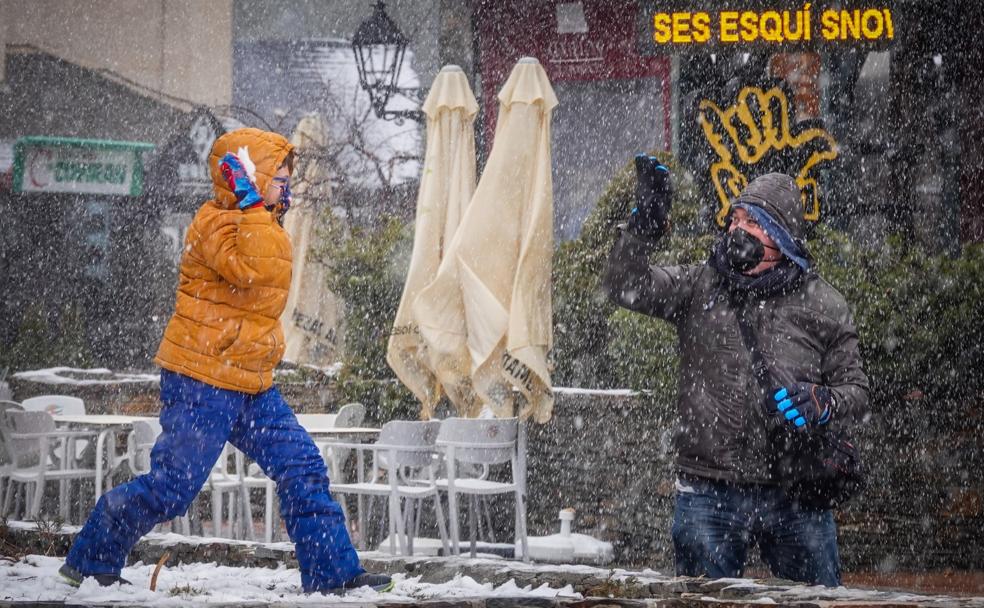 Padre e hijo disfrutan de la nieve, en Prado Llano. 