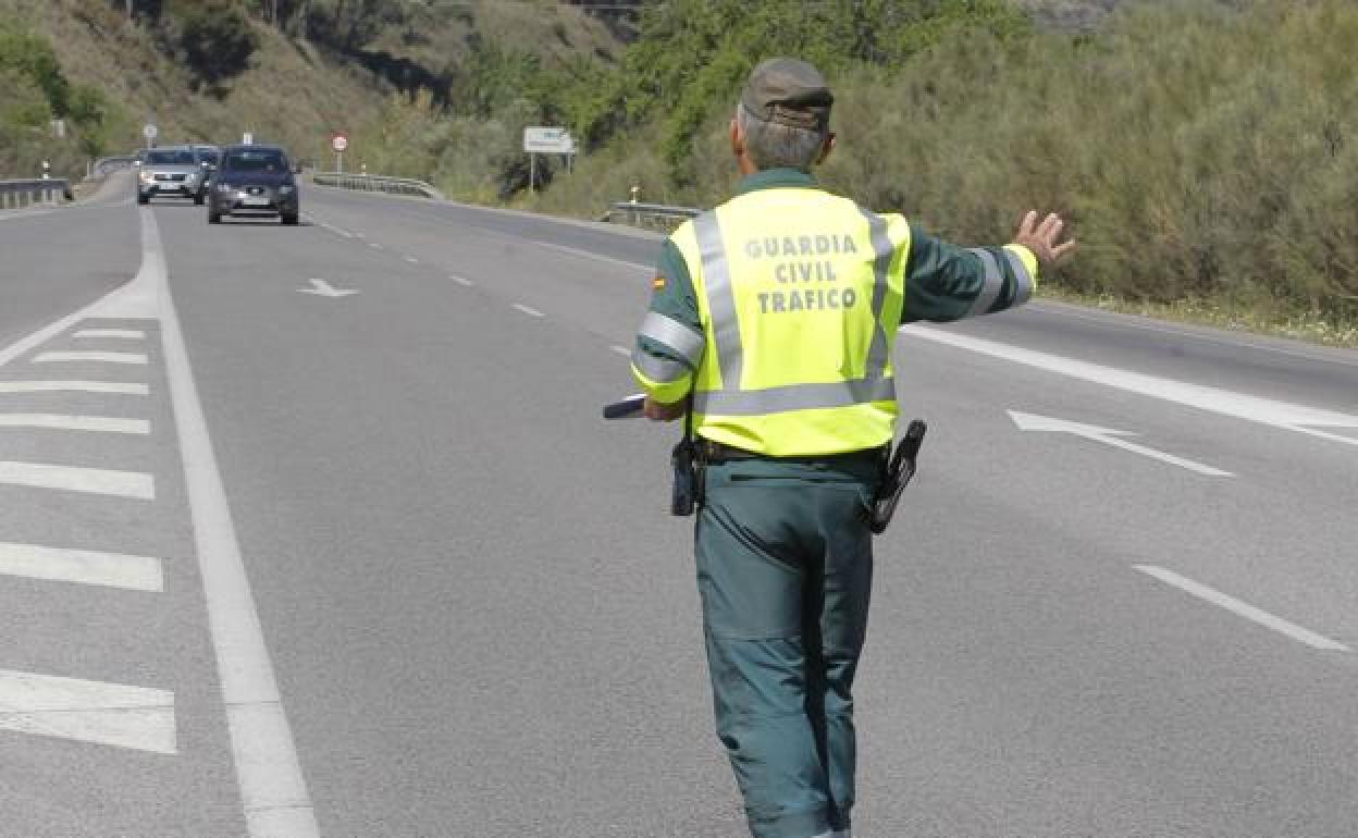 Un operario de la Guardia Civil de Tráfico.