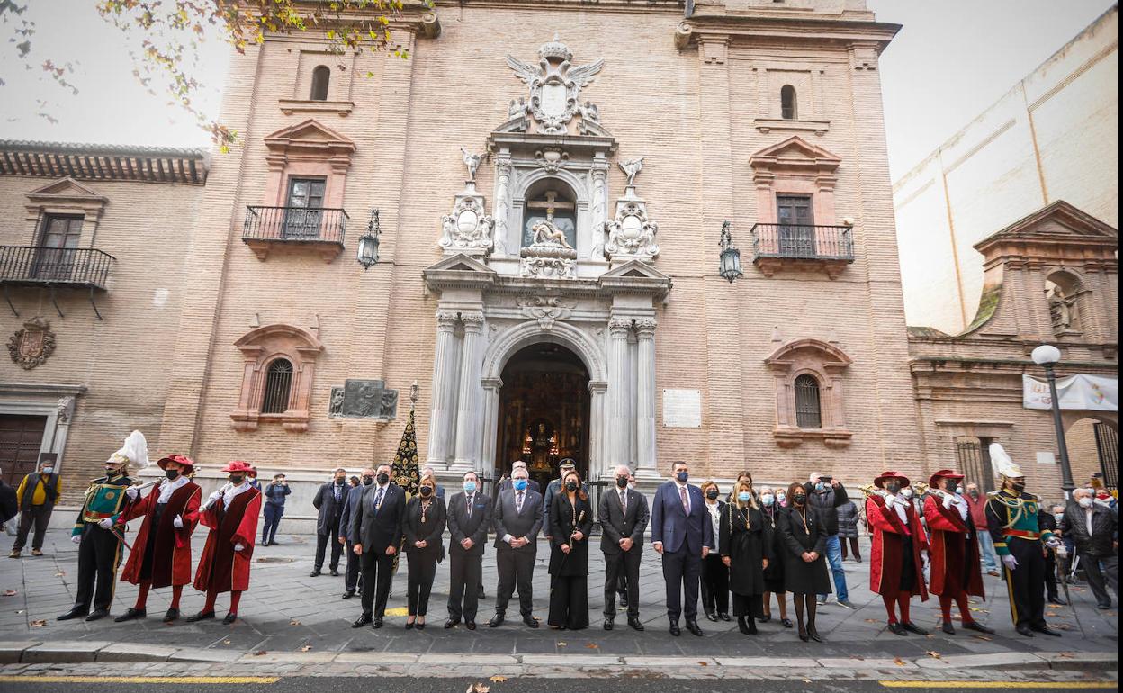 Los ocho concejales junto al hermano mayor de la Virgen de las Angustias, Miguel Luis López. 