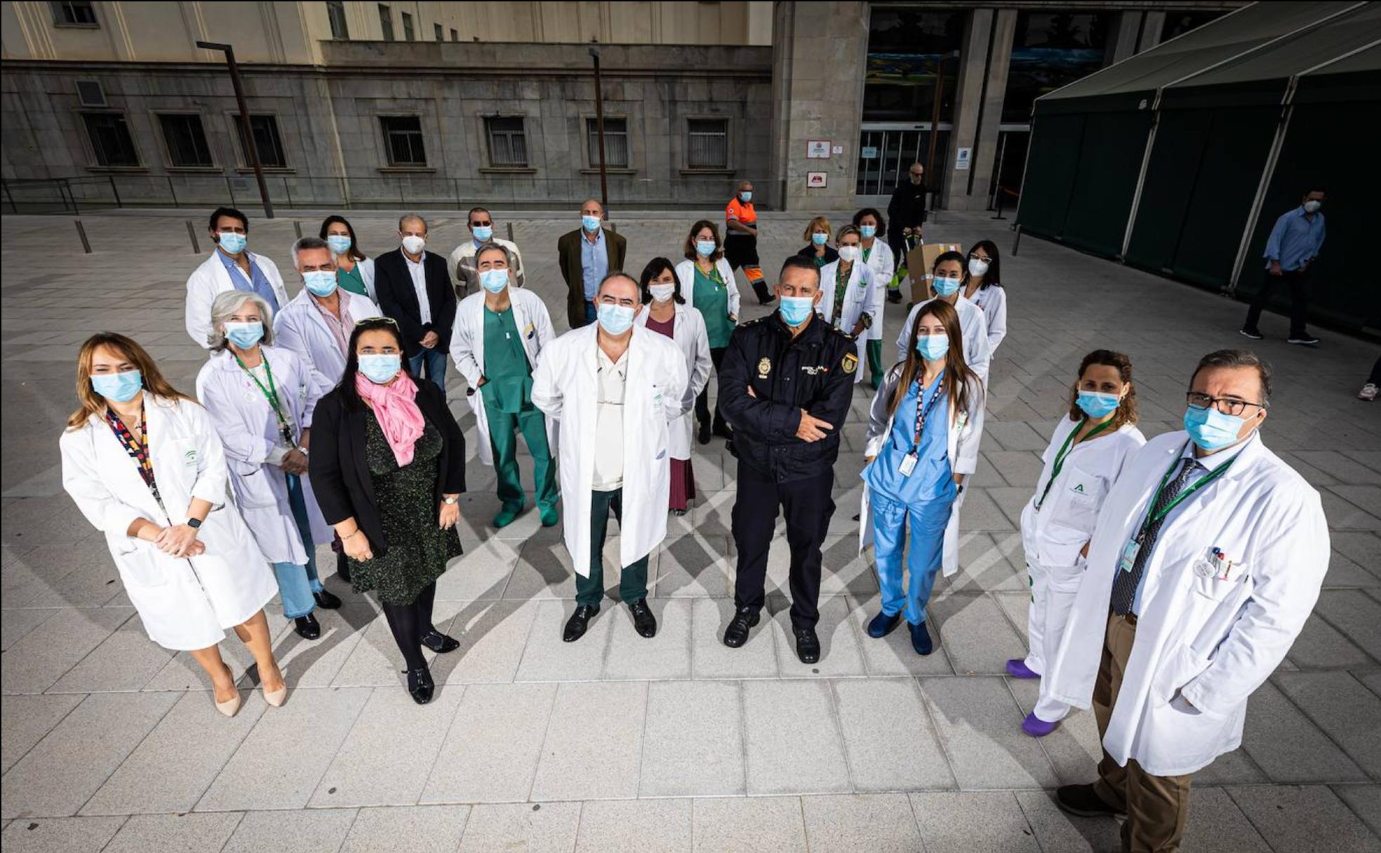 Algunos de los profesionales que trabajaron en aquel trasplante posan a las puertas del Hospital Virgen de las Nieves. 