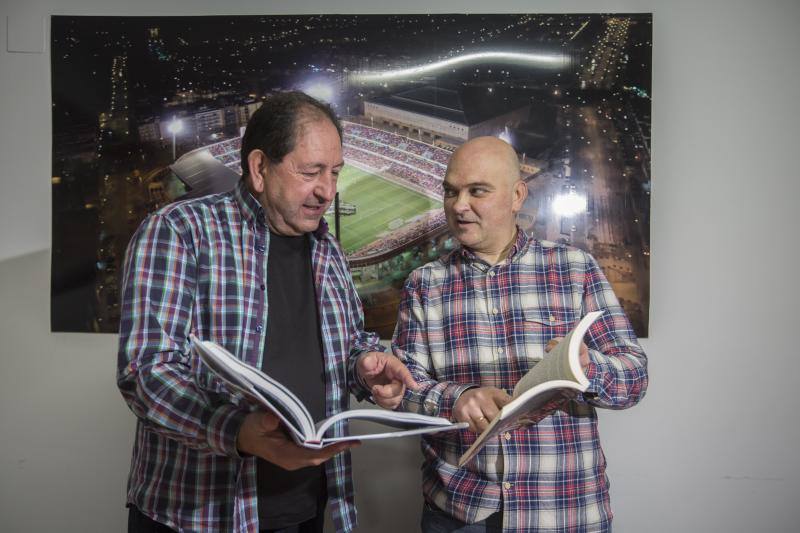 Antonio Rodríguez y Javier Aguilera comparten el interior de los libros. 