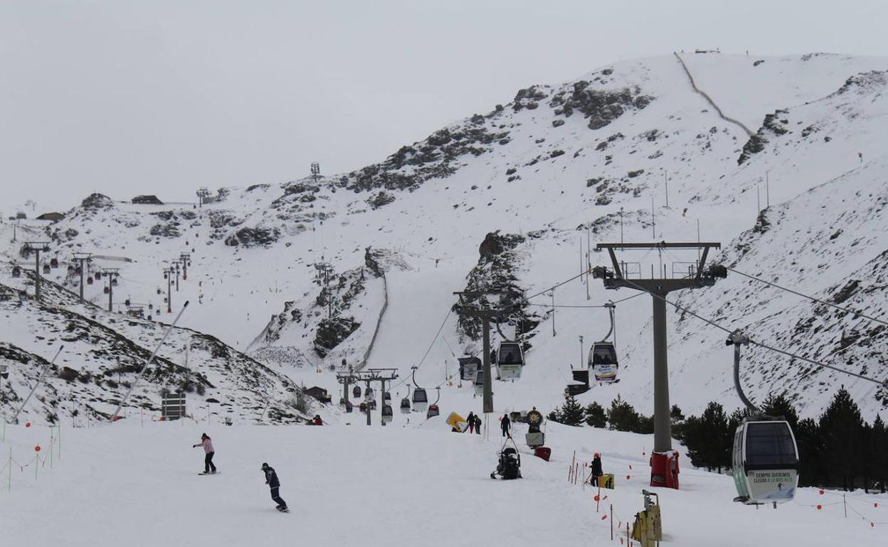 Sierra Nevada abre este miércoles nuevas pistas y superará los 30 kilómetros esquiables