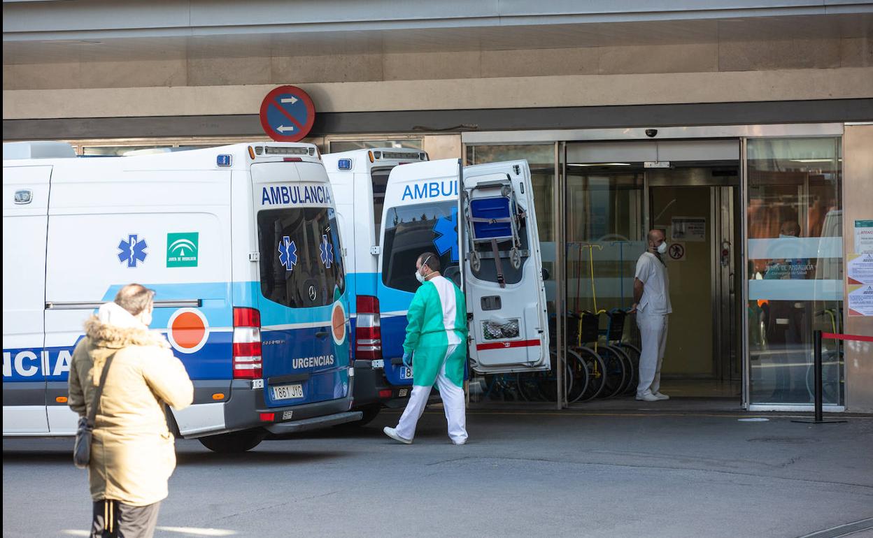 La entrada del hospital Virgen de las Nieves. 