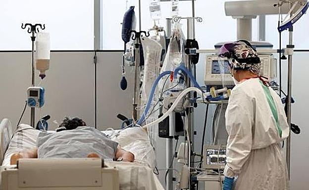 Andalucía roza los mil hospitalizados, el límite de la Junta para tomar restricciones